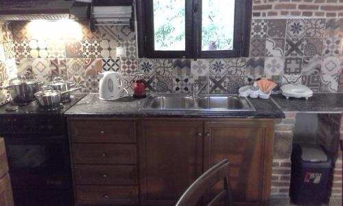 A kitchen or kitchenette at Traditional House Koukounara