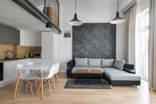 sala de estar con sofá y mesa en Easy Apartments Wrocław, en Wroclaw