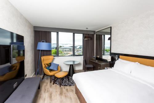 Un ou plusieurs lits dans un hébergement de l'établissement Radisson Blu Hotel Dublin Airport