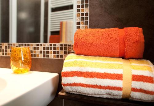 a pile of towels sitting on top of a bathroom sink at B&B Al Calcandola in Sarzana