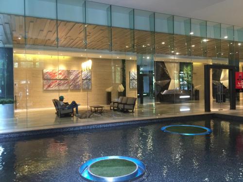 Swimming pool sa o malapit sa M City Center Jalan Ampang Lakeview KLCC KL Tower Merdeka 118 TRX View