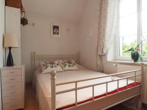 グダニスクにあるGrand Tourist Mansard, Długa 69 Strの小さなベッドルーム(ベッド1台、窓付)