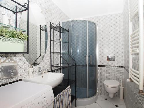 グダニスクにあるGrand Tourist Mansard, Długa 69 Strのバスルーム(シャワー、洗面台、トイレ付)