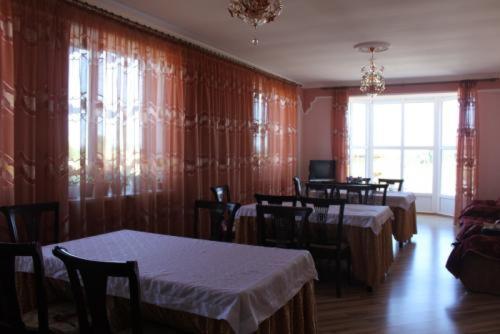 Гостевой дом "Ысык-Куль - Светлана" tesisinde bir restoran veya yemek mekanı