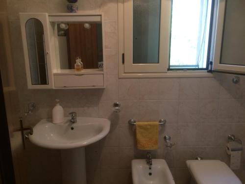 uma casa de banho com um lavatório e 2 WC em Villetta Vacanza em Carovigno