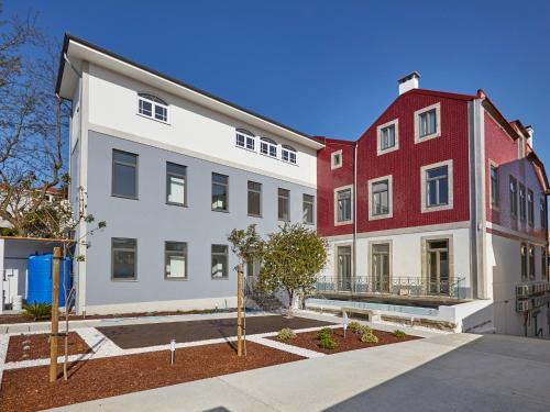 un edificio de apartamentos con un edificio rojo y blanco en Porto Downtown Lovers Suites: Bombarda 451, en Oporto