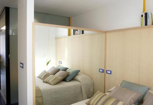 オウレンセにあるBalcon das Burgasのベッドルーム1室(鏡付きのベッド1台付)
