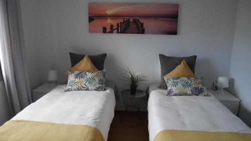 Ein Bett oder Betten in einem Zimmer der Unterkunft Jasmineiro - Palms Palace Apartment