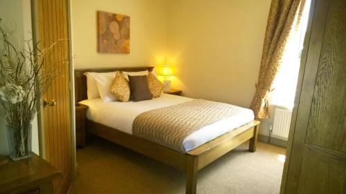 מיטה או מיטות בחדר ב-Cross Keys Inn