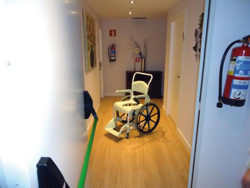 a wheelchair in a room with a hose at Hospedería el Puerto in Colindres