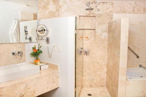 y baño con ducha y lavamanos. en Sunscape Dorado Pacifico Ixtapa Resort & Spa- All Inclusive en Ixtapa