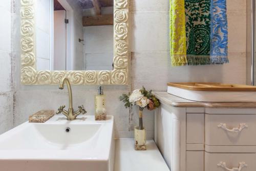 ein Bad mit einem Waschbecken und einem Spiegel in der Unterkunft Loft / Duplex with charming historic center. WIFI in Sevilla