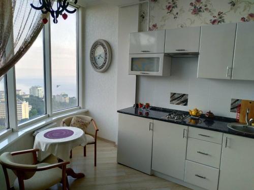 Virtuvė arba virtuvėlė apgyvendinimo įstaigoje Apartment ZHK Morskoy