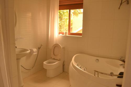 The Palms Beach Hotel and Restaurant Limited tesisinde bir banyo