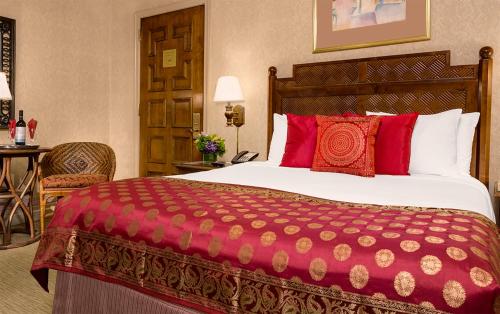 מיטה או מיטות בחדר ב-Casablanca Hotel by Library Hotel Collection