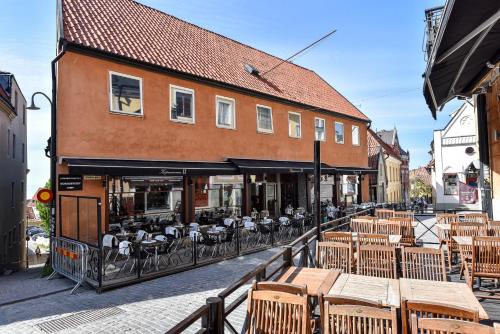 a building with tables and chairs on a street at Boende Visby in Visby