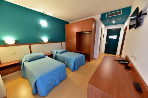a hospital room with two beds and a table at Hotel La Pieve in Pieve Vergonte