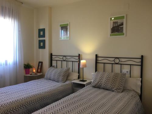アインサにあるBIOK Ainsa Ordesa-Monte Perdido'のベッドルーム1室(隣り合わせのベッド2台付)