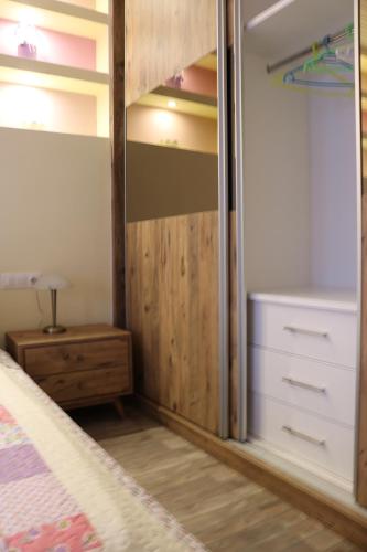 1 dormitorio con 1 cama, vestidor y armario en Evilio en Alonnisos Old Town