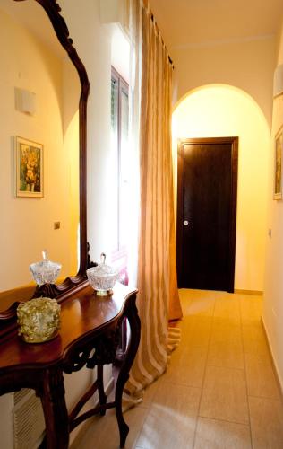 a room with a table and a mirror and a window at B&B Al Calcandola in Sarzana
