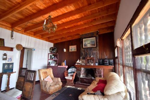 a living room with a couch and a fireplace at Casa Tongoy in Tongoy
