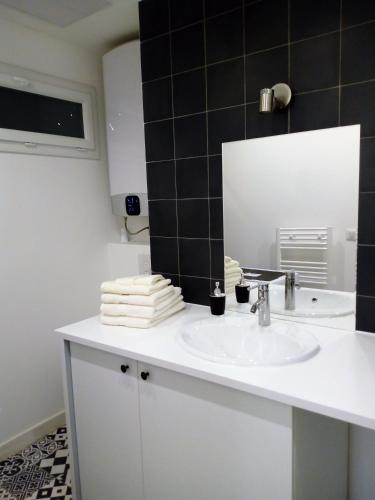 une salle de bain avec un lavabo blanc et un miroir dans l'établissement Superbe T2 Vieux Port, à Marseille