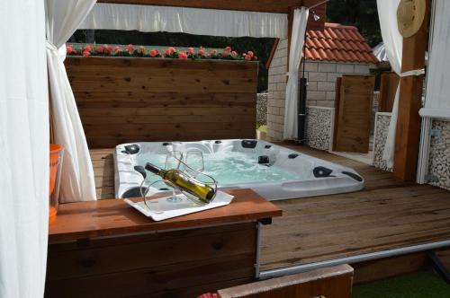 bañera de hidromasaje en una terraza de madera en Villa Kale Apartments, en Slatine