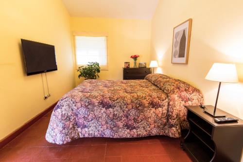 a hotel room with a bed and a tv at LP Express Hotel Tarma in Tarma