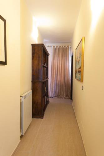 a hallway with a wooden cabinet and a window at B&B Al Calcandola in Sarzana