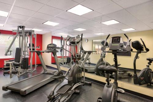 Fitness centrum a/nebo fitness zařízení v ubytování Country Inn & Suites by Radisson, Chester, VA