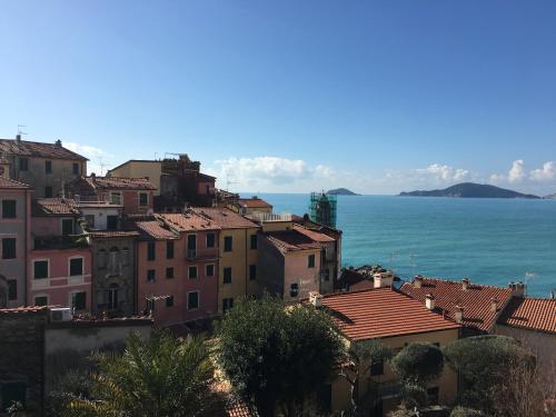 a group of buildings with the ocean in the background at Il Giardino Segreto in Tellaro