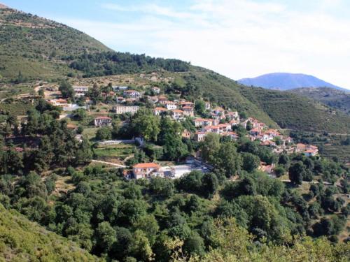 Une petite ville sur une colline dans les montagnes dans l'établissement Ktima Elia, à Skala Sotiros