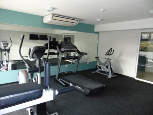 The fitness center and/or fitness facilities at APARTAMENTO 3 hab 7C Torre Almendro