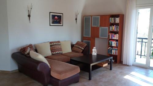un soggiorno con un divano e un tavolo di Baronessa's Apartments a Gaios