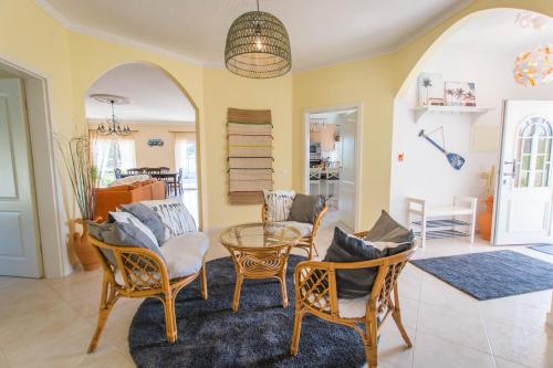 Casa Naboo - Sunny Holiday Home with Pool