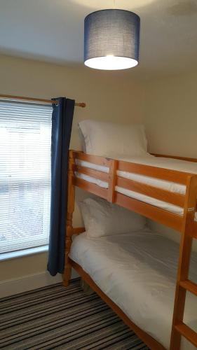 Bunk bed o mga bunk bed sa kuwarto sa Chinwin Cottage