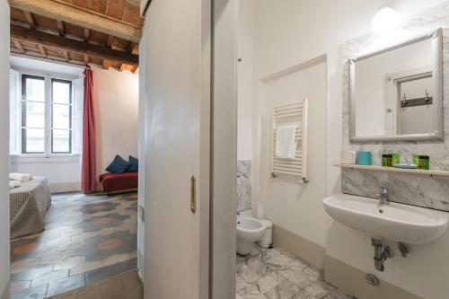 Baño blanco con lavabo y aseo en F7 - Santa Croce one bedroom flat for 2 or 3 guests, en Florencia