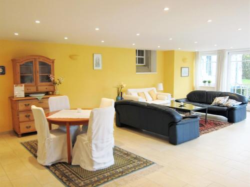 Appartement Ambiente في وایدهوفن آن در یبس: غرفة معيشة مع أريكة وطاولة