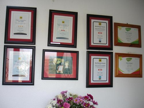 Un certificado, premio, letrero u otro documento en Bertra House B&B