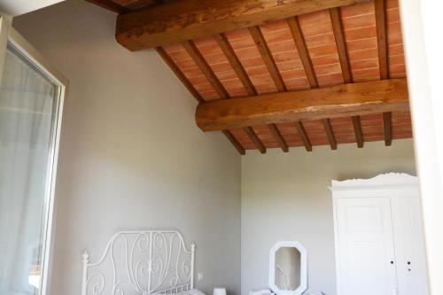 a room with a bench and a wooden ceiling at Nonno Gino suite in Monte San Savino