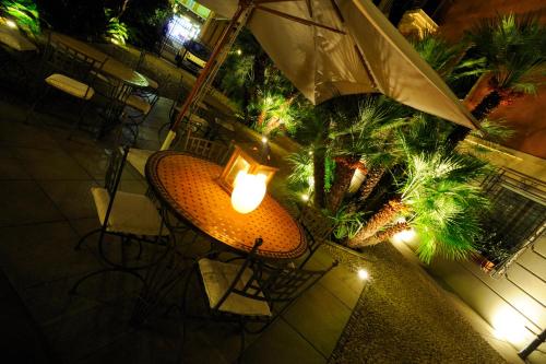 Residence Villa Firenze في ألاسيو: اطلالة علوية على طاولة مع مظلة