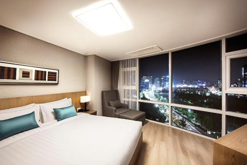 Кровать или кровати в номере Fraser Place Central Seoul