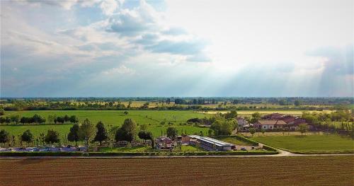 an aerial view of a house in a field at Agriturismo le Fontanelle da Valente in Montichiari