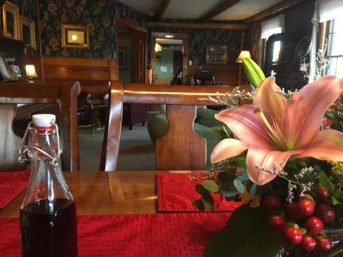 a table with a flower and a bottle of soda at Frisco Lodge in Frisco