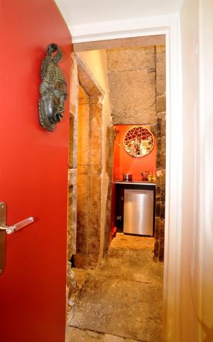 un couloir avec un mur rouge et un mur rouge dans l'établissement Chambres d'hôtes Artelit, à Lyon