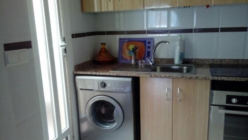 サンタ・ポラにあるGRAN ALACANT C/ CRETAのキッチン(洗濯機、シンク付)