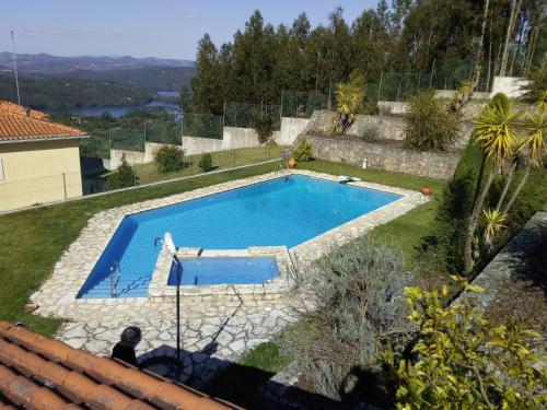 an overhead view of a swimming pool in a backyard at Casa do Trovador in Serra