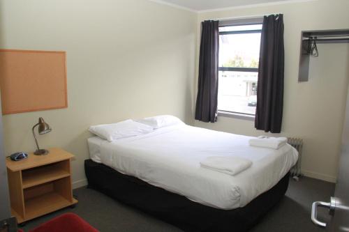Säng eller sängar i ett rum på Nikau Apartments