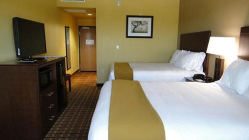 En eller flere senger på et rom på Holiday Inn Express & Suites George West, an IHG Hotel