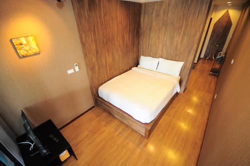 a small bedroom with a white bed in it at Baan Keang Chon Ayutthaya บ้านเคียงชล อยุธยา in Phra Nakhon Si Ayutthaya